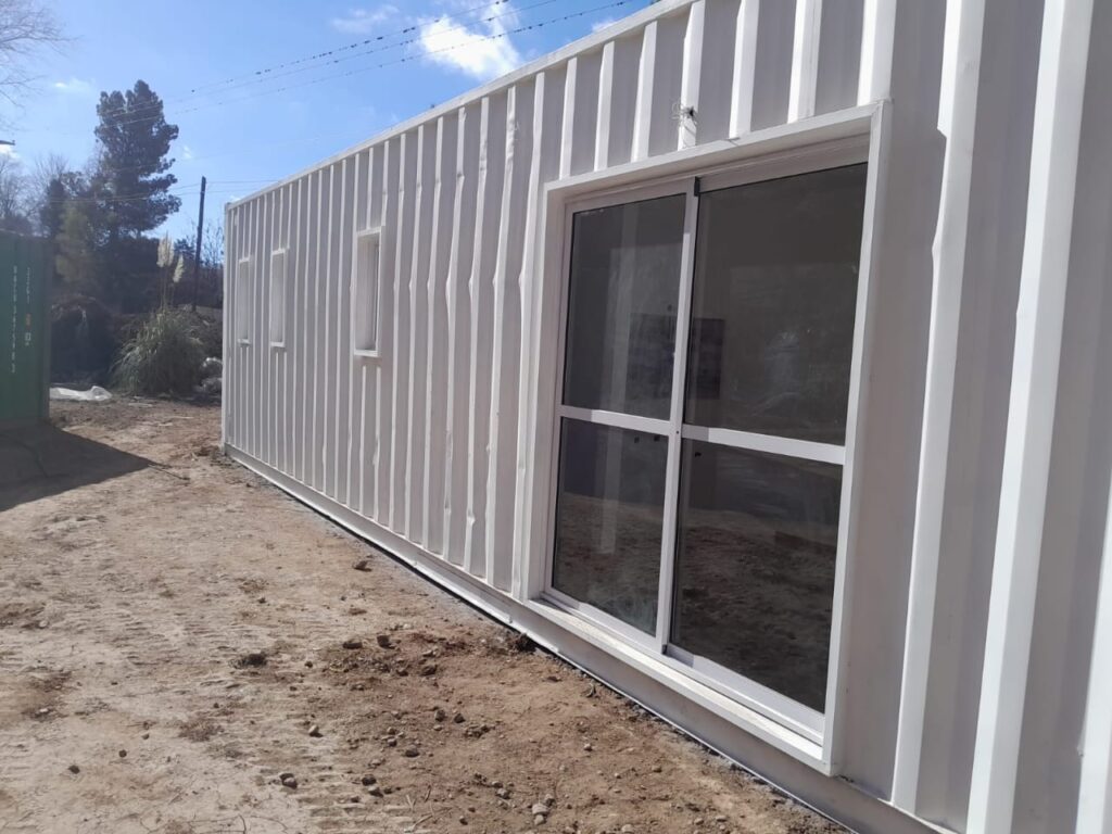 Frente de la oficina modular instalada en el predio de disposición de residuos