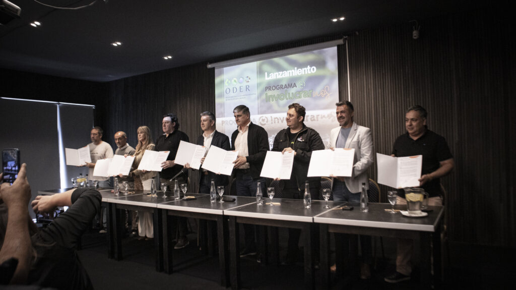 Autoridades del ODER e intendentes muestran en alto los convenios de adhesión