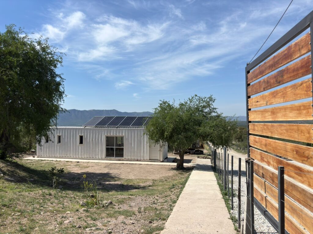 Oficina modular del predio de residuos, con paneles solares instalados en el techo