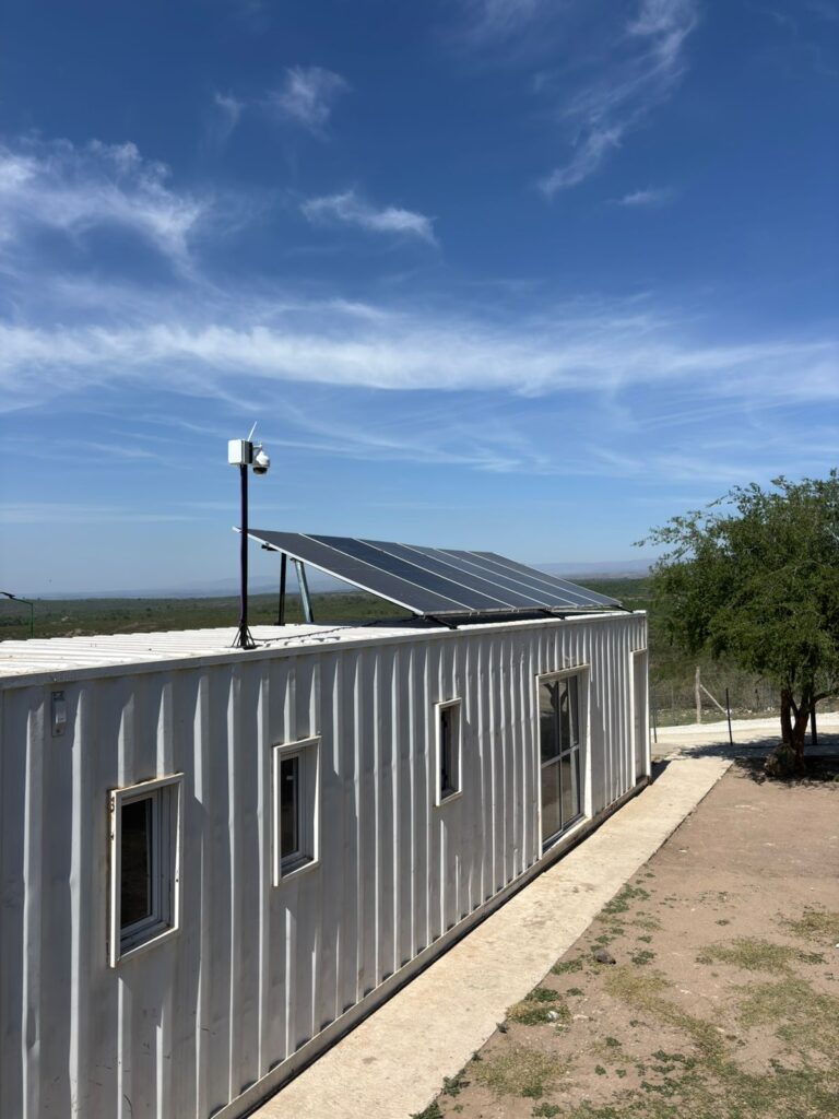 vista lateral de la oficina modular con paneles solares en el techo