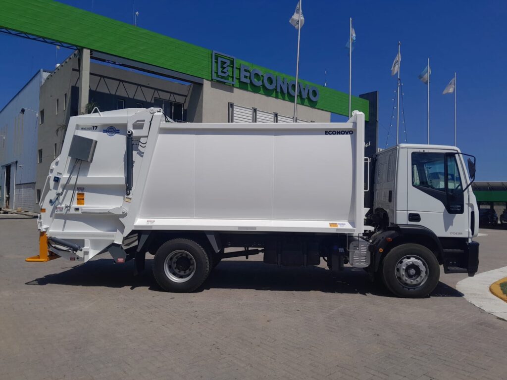 Camión de residuos 0 km en el portal de ingreso de la concesionaria. 