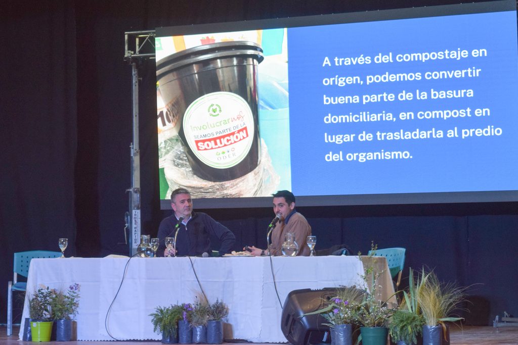 Presidente del ODER  y coordinador Programa Involucranos exponen para la audiencia del encuentro. De fondo en pantalla se ve imagen del kit de compostaje del Programa